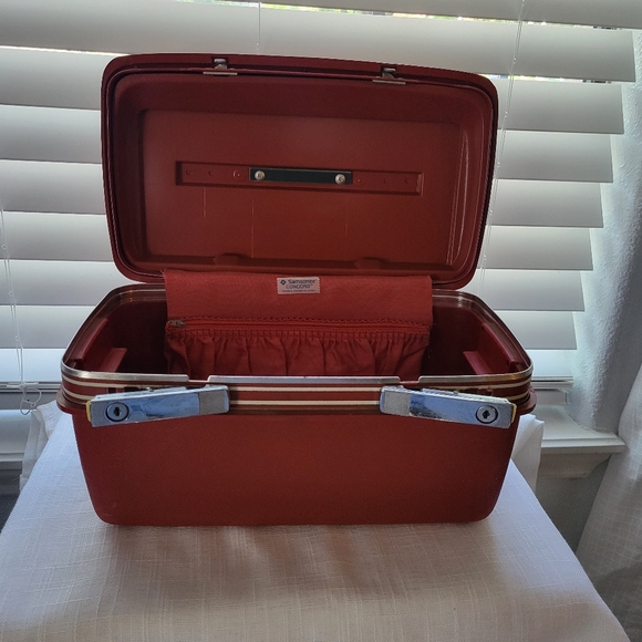 Vintage Red Travel Case - Picture 5 of 13